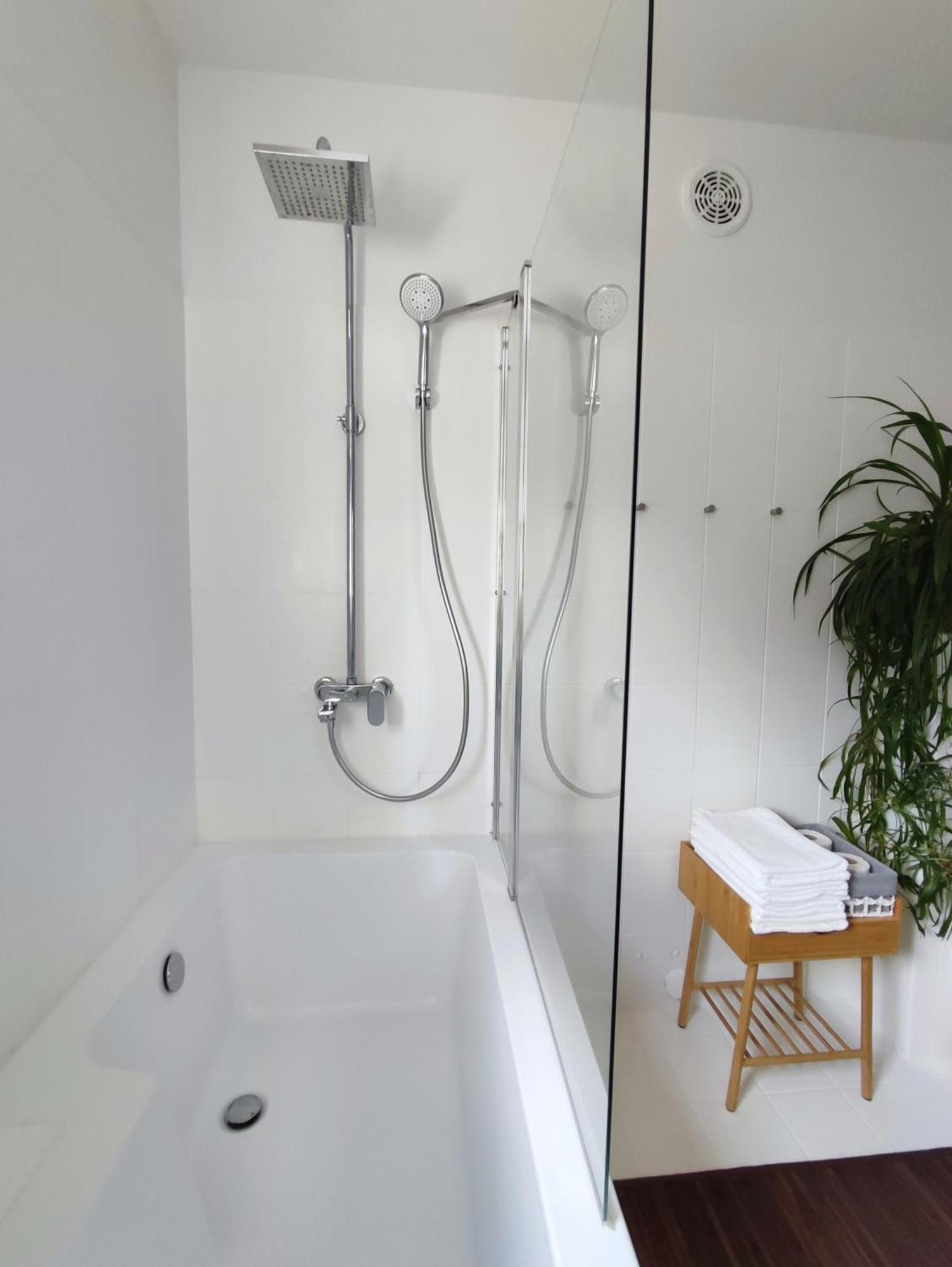 Apartment Urokliwy Azyl W Miescie: Komfort I Spokoj, Projektor I Hi-fi, 6 Minut Kolejka Do Centrum. Poznan